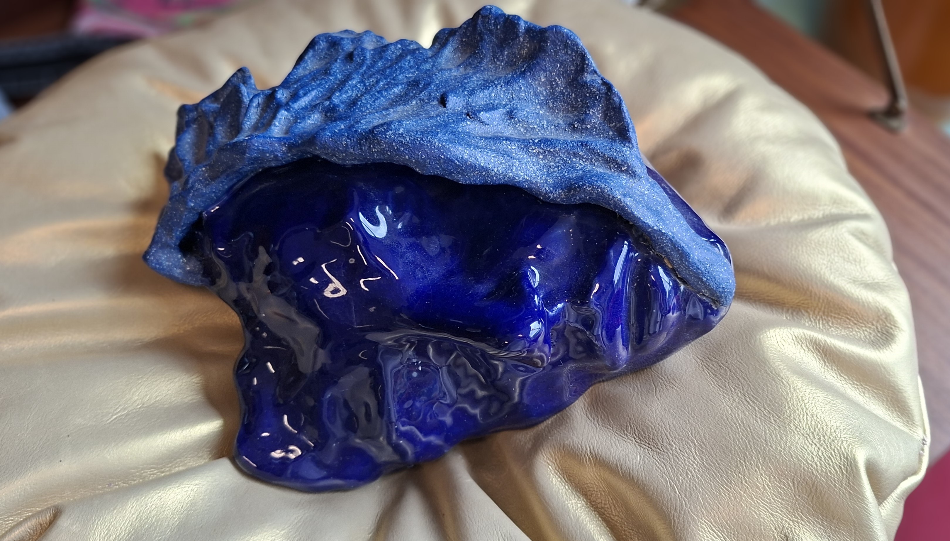 Keramische schelpvorm met diepblauw glazuur