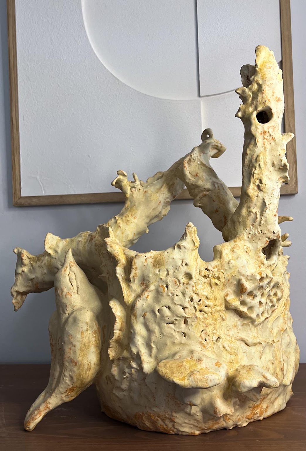 Maker werkt zelfstandig aan een keramisch object in het open atelier in Nijmegen