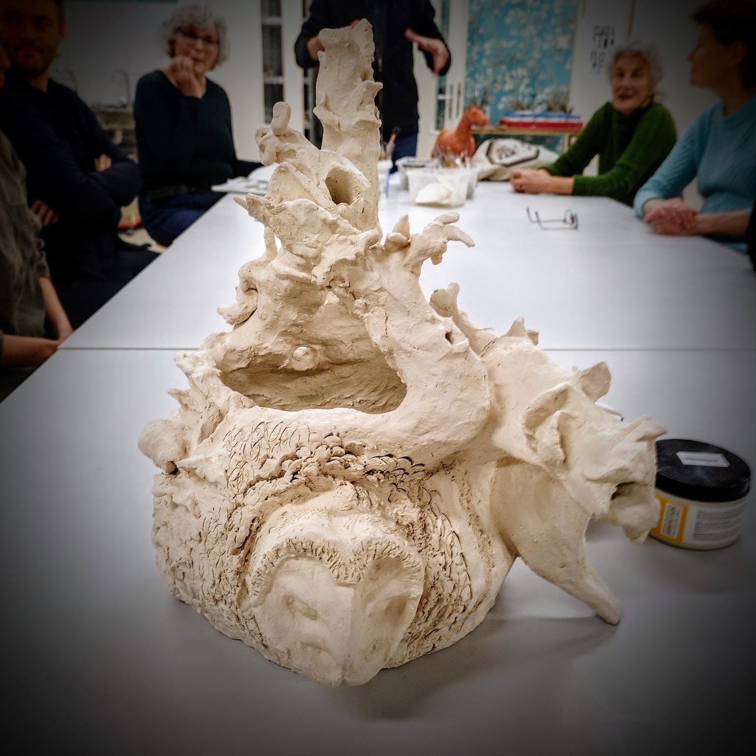 Keramisch beeld op de werktafel tijdens een avondsessie