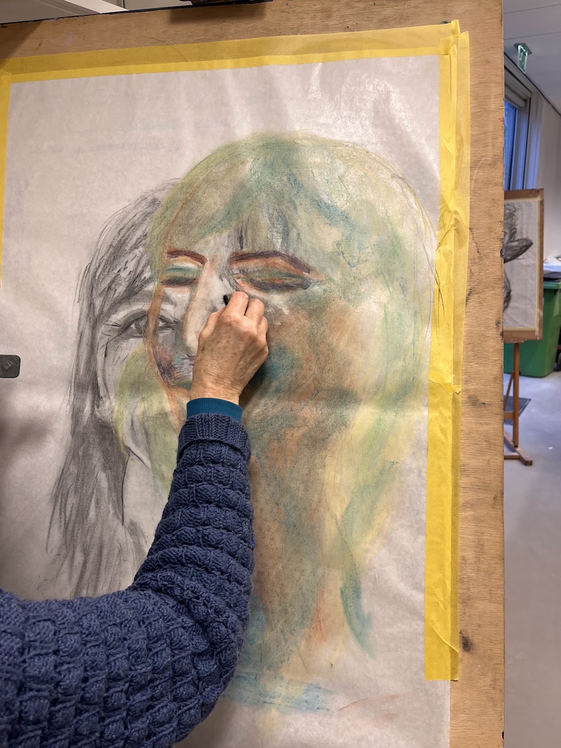 Werk aan een tekening tijdens een portfolio-advies in de studio