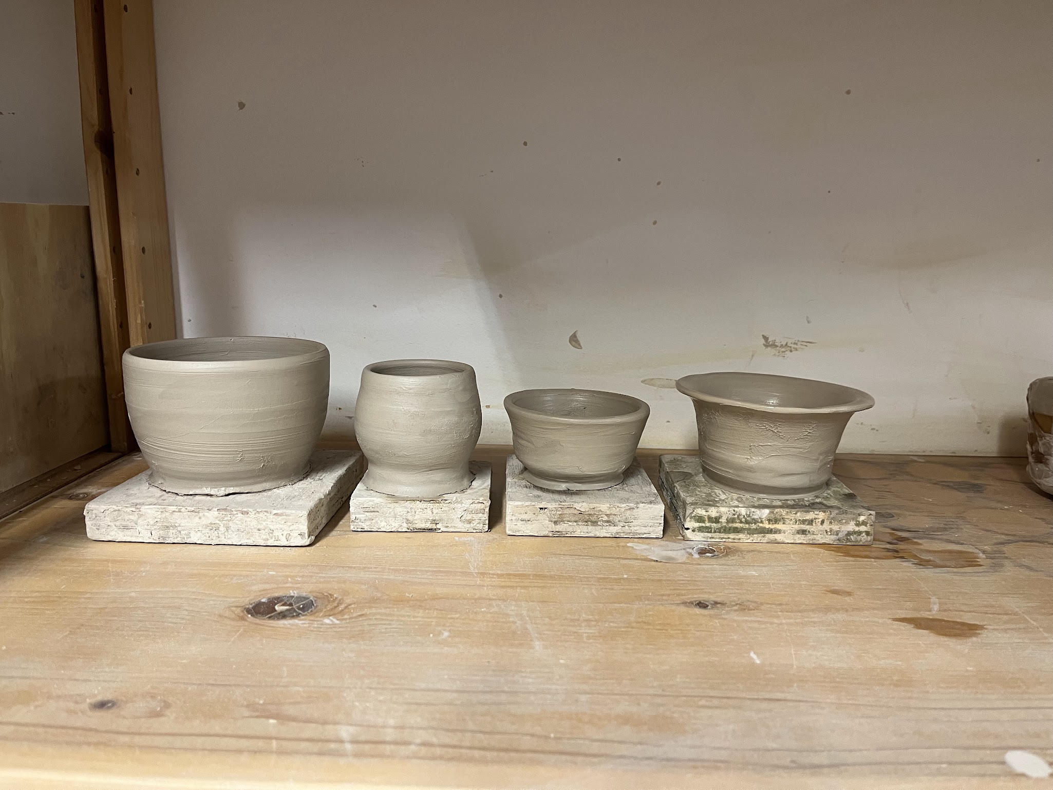 Werkplank met drogende keramiek in het atelier van Pomalo!Pomalo!
