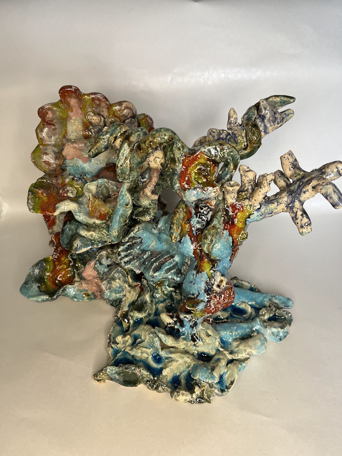 Geglazuurd keramisch object in blauwgroene tinten uit het atelier in Nijmegen