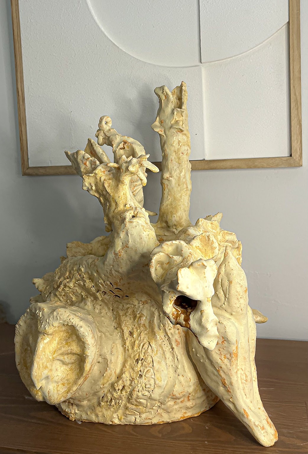 Miniatuurassemblage in een houten kistje met gevonden materialen