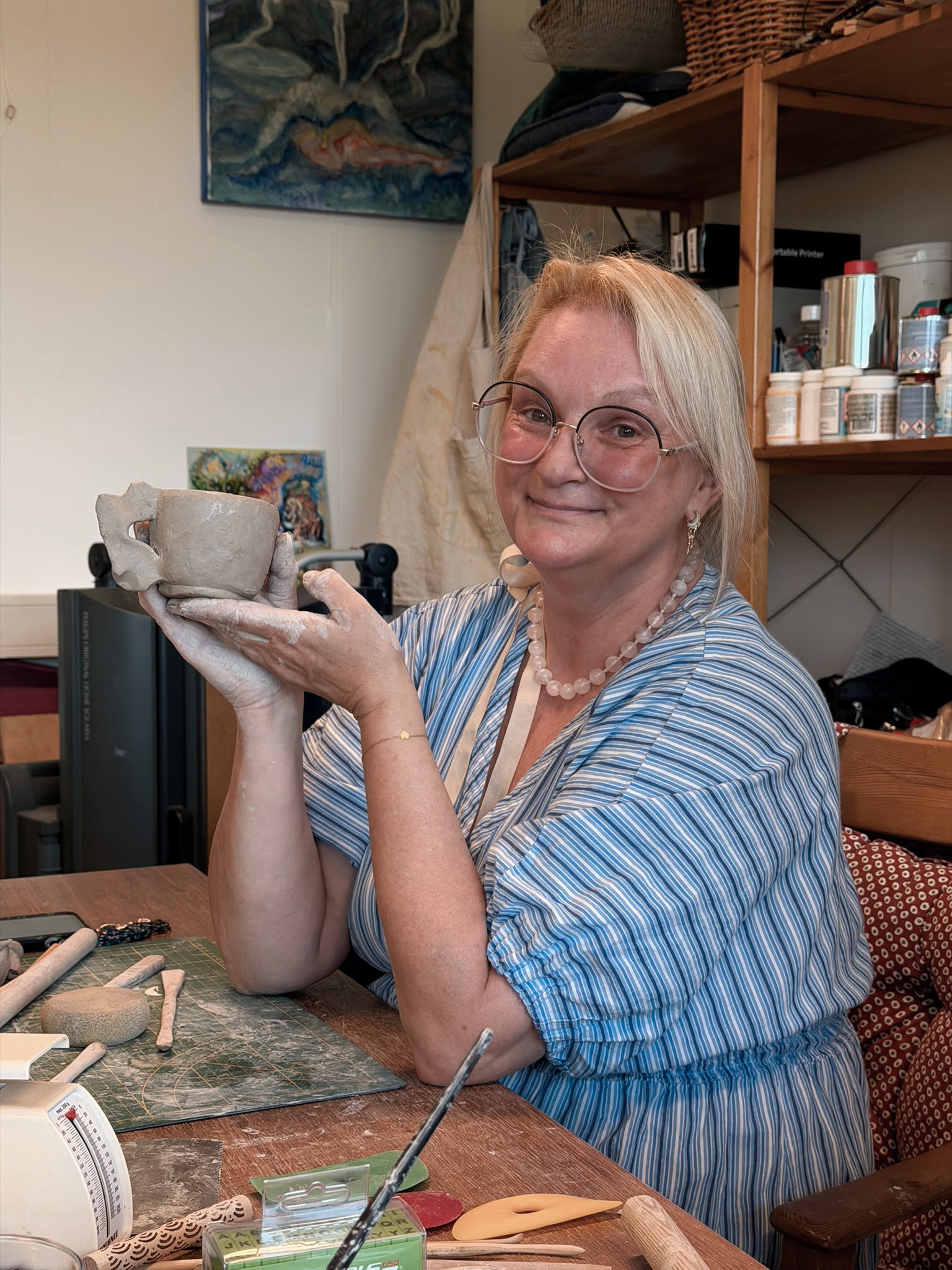 Angelica Obino, kunstenaar en artist educator, in haar studio in Nijmegen