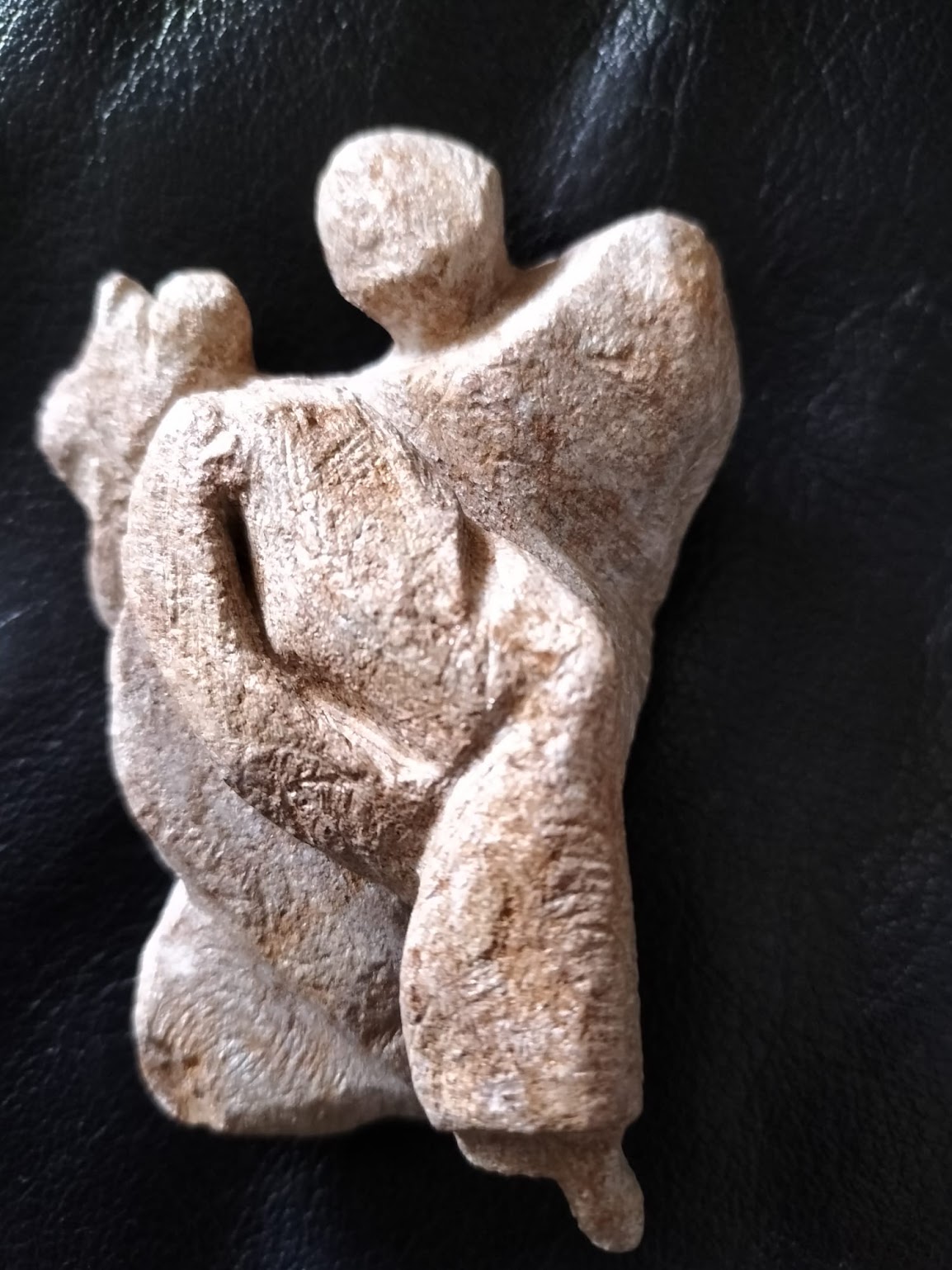 Relief met twee figuren in ruwe klei